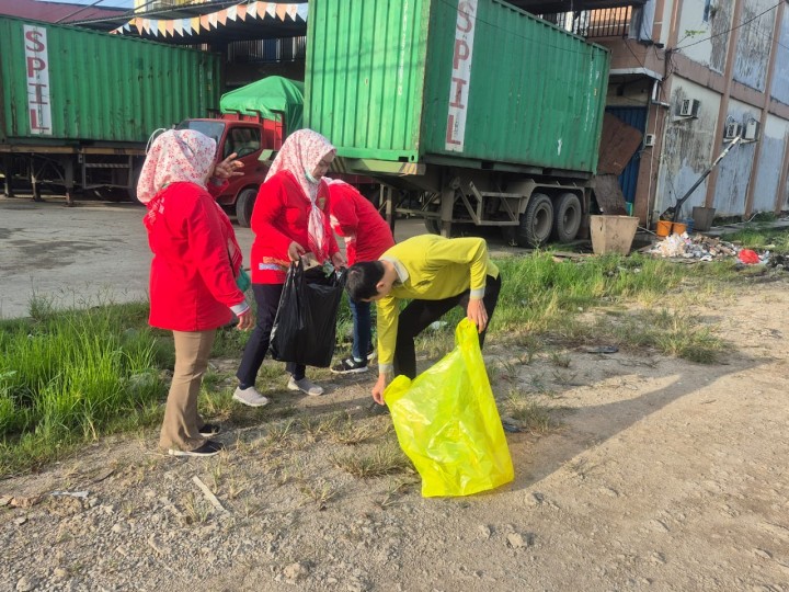 Sabtu, 15 Februari 2025, Lurah beserta Kasie dan Staf mengikuti kegiatan kerja bakti se Kecamatan Sungai Kunjang di Jalan Jakarta, Samarinda