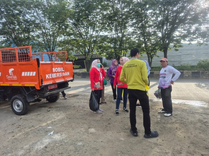 Sabtu, 15 Februari 2025, Lurah beserta Kasie dan Staf mengikuti kegiatan kerja bakti se Kecamatan Sungai Kunjang di Jalan Jakarta, Samarinda
