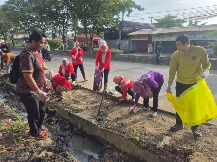 Sabtu, 15 Februari 2025, Lurah beserta Kasie dan Staf mengikuti kegiatan kerja bakti se Kecamatan Sungai Kunjang di Jalan Jakarta, Samarinda