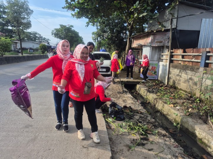 Sabtu, 15 Februari 2025, Lurah beserta Kasie dan Staf mengikuti kegiatan kerja bakti se Kecamatan Sungai Kunjang di Jalan Jakarta, Samarinda