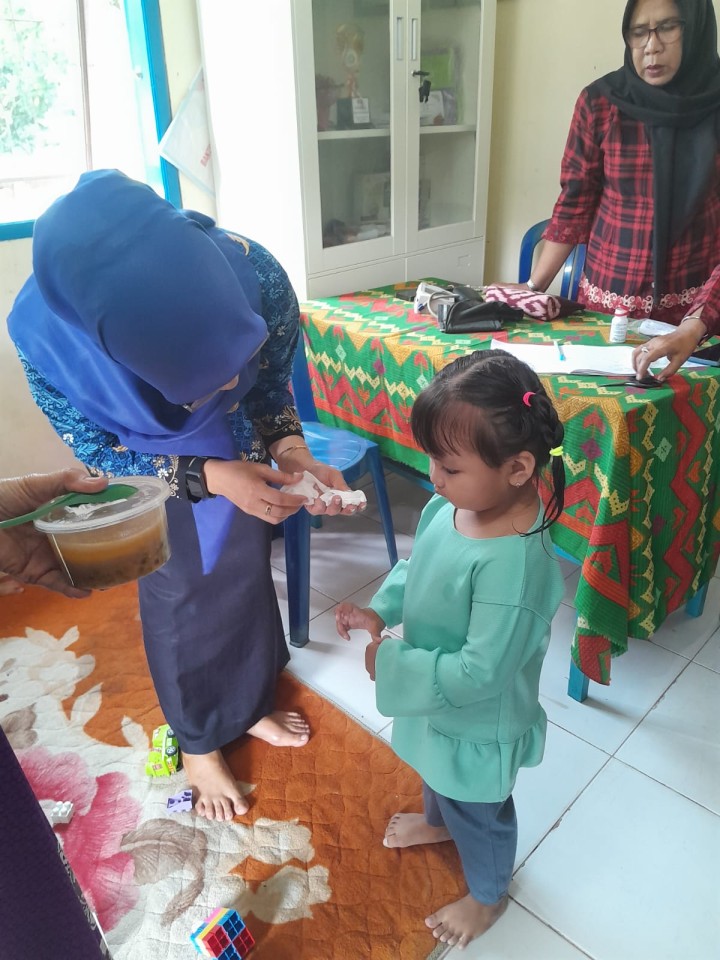 Senin, 17 Februari 2025, Lurah bersama Ketua TP PKK dan anggota berserta Staf melakukan kunjungan kerja ke Posyandu Wijaya Kesuma  RT 009 Karang Anyar.