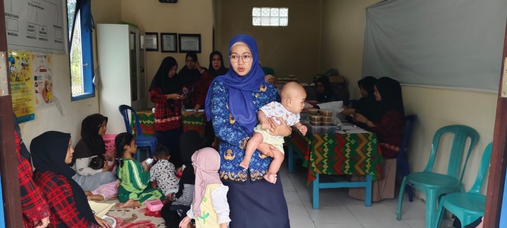 Senin, 17 Februari 2025, Lurah bersama Ketua TP PKK dan anggota berserta Staf melakukan kunjungan kerja ke Posyandu Wijaya Kesuma  RT 009 Karang Anyar.