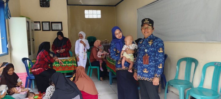 Senin, 17 Februari 2025, Lurah bersama Ketua TP PKK dan anggota berserta Staf melakukan kunjungan kerja ke Posyandu Wijaya Kesuma  RT 009 Karang Anyar.