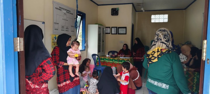 Senin, 17 Februari 2025, Lurah bersama Ketua TP PKK dan anggota berserta Staf melakukan kunjungan kerja ke Posyandu Wijaya Kesuma  RT 009 Karang Anyar.