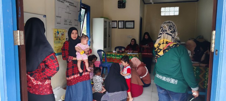 Senin, 17 Februari 2025, Lurah bersama Ketua TP PKK dan anggota berserta Staf melakukan kunjungan kerja ke Posyandu Wijaya Kesuma  RT 009 Karang Anyar.