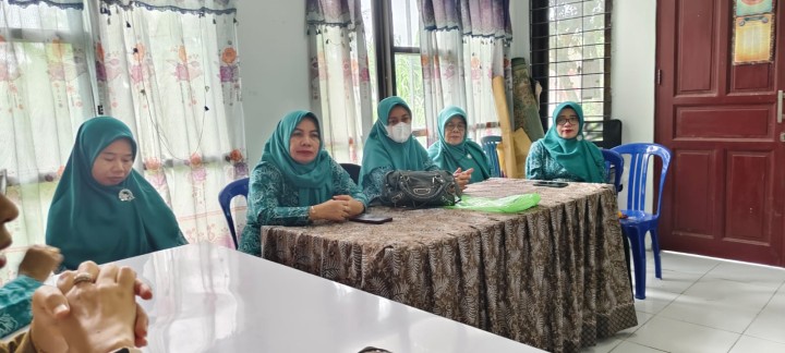 Selasa, 18 Februari 2025, Lurah menghadiri Rapat PKK Kelurahan Karang Anyar di Ruang Pertemuan PKK Jalan MT. Haryono RT.015, Samarinda