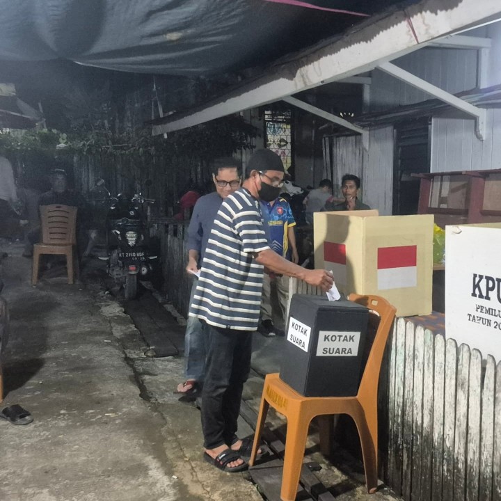 18 Februari 2025 , Lurah beserta Seklur, Kasie Pemerintahan, Staf, Ketua LPM dan FKPM menghadiri sekaligus mengawasi jalannya Pemilihan ketua RT 14 di Jalan Cendana Gang 17, dimana terpilihnya kembali bpk Hemmy sebagai ketua RT 14 masa periode 2025-2030.