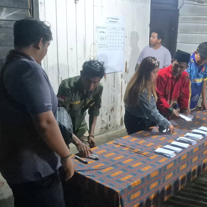 18 Februari 2025 , Lurah beserta Seklur, Kasie Pemerintahan, Staf, Ketua LPM dan FKPM menghadiri sekaligus mengawasi jalannya Pemilihan ketua RT 14 di Jalan Cendana Gang 17, dimana terpilihnya kembali bpk Hemmy sebagai ketua RT 14 masa periode 2025-2030.