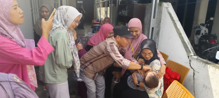 Jum'at, 21 Februari 2025, Lurah beserta Ketua TP PKK  Karang Anyar melakukan kunjungan ke Posyandu Kembang Bulan RT.030 Karang Anyar.