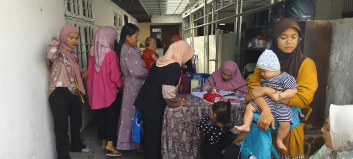Jum'at, 21 Februari 2025, Lurah beserta Ketua TP PKK  Karang Anyar melakukan kunjungan ke Posyandu Kembang Bulan RT.030 Karang Anyar.