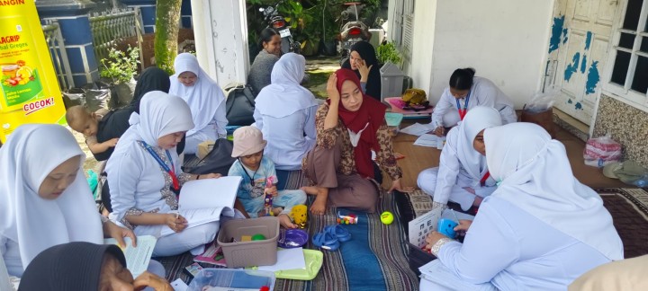 Jum'at, 21 Februari 2025, Lurah beserta Ketua TP PKK  Karang Anyar melakukan kunjungan ke Posyandu Kembang Bulan RT.030 Karang Anyar.
