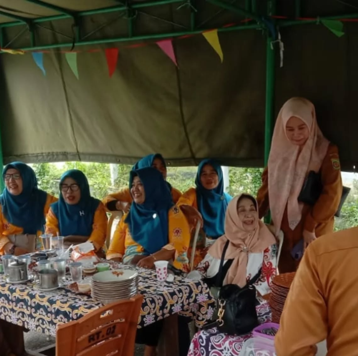 Selasa, 25 Februari 2025 Lurah bersama Kasie Ekobang, Ketua TP PKK dan anggota PKK Karang Anyar menghadiri Acara milad Bank Ramli Berseri di RT 02 Jln. MT. Haryono Komp.Pemda Kel. Karang anyar
