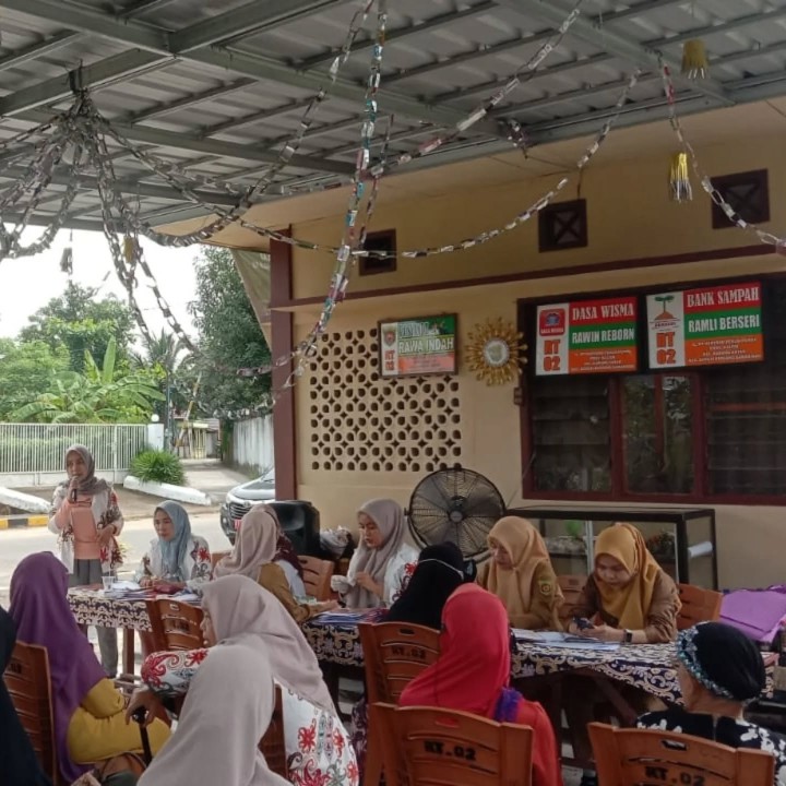 Selasa, 25 Februari 2025 Lurah bersama Kasie Ekobang, Ketua TP PKK dan anggota PKK Karang Anyar menghadiri Acara milad Bank Ramli Berseri di RT 02 Jln. MT. Haryono Komp.Pemda Kel. Karang anyar