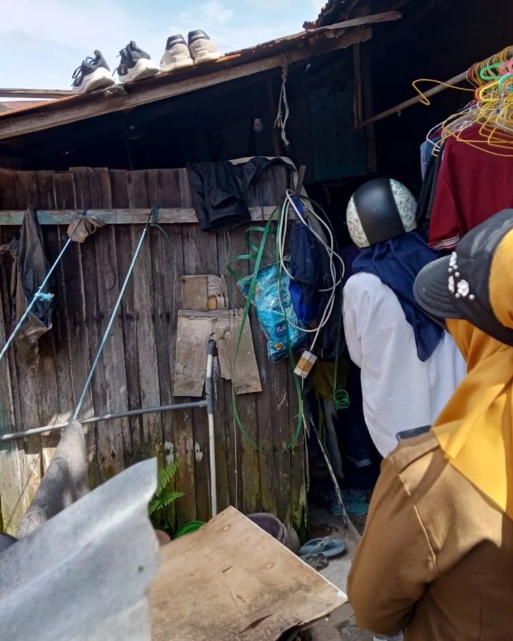 Senin, 10 Maret 2025 Kasie Ekobang bersama Staf mendampingi kegiatan Monitoring Rumah Tidak Layak Huni Bersama Dinas Perkim Kota Samarinda berjumlah 16 Rumah di wilayah Kel.Karang Anyar.