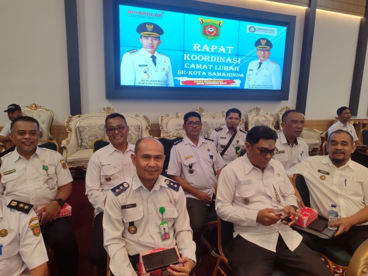 Rabu, 09 April 2025, Seklur menghadiri kegiatan Rakor Camat dan Lurah se Kota Samarinda di Aula Rumah Jabatan Wali Kota Samarinda, Jln. S. Parman.
