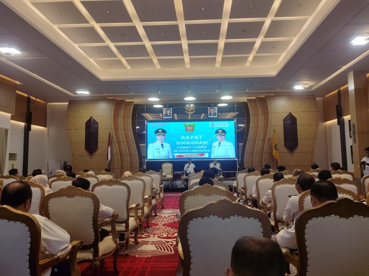 Rabu, 09 April 2025, Seklur menghadiri kegiatan Rakor Camat dan Lurah se Kota Samarinda di Aula Rumah Jabatan Wali Kota Samarinda, Jln. S. Parman.