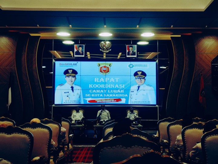 Rabu, 09 April 2025, Seklur menghadiri kegiatan Rakor Camat dan Lurah se Kota Samarinda di Aula Rumah Jabatan Wali Kota Samarinda, Jln. S. Parman.