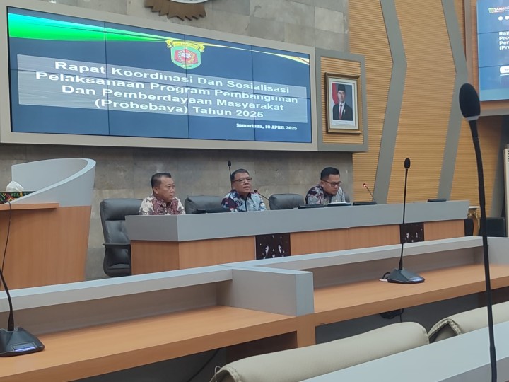 Kamis, 10 April 2025, Seklur menghadiri kegiatan Rakor Pelaksanaan Kegiatan Probebaya tahun 2025 di Ruang Rapat Mangkupalas Balaikota Samarinda.