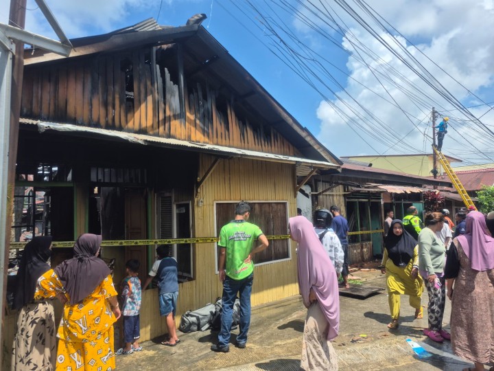 Sabtu, 12 April 2025, Seklur dan Staf melakukan kunjungan ke TKP Kebakaran di Jalan Ulin Gang 7 RT. 027 pada jam 10.00 WITA.