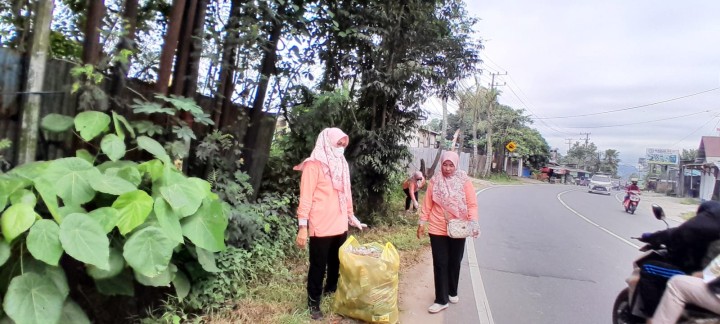 Minggu, 13 April 2025, Seluruh Pegawai Kelurahan Karang Anyar melaksanakan aksi gotong royong membersihkan sampah-sampah plastik di sepanjang jalan besar MT. Haryono pada jam 07.00 s/d selesai.