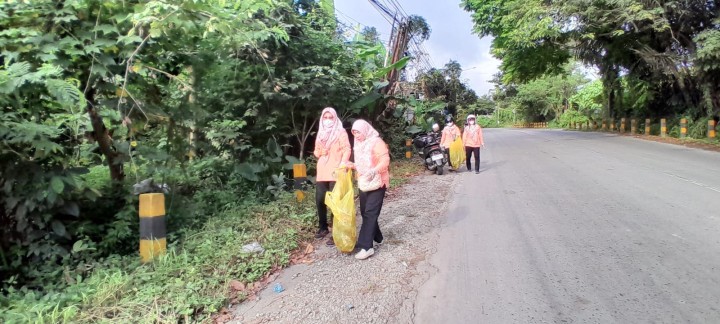 Minggu, 13 April 2025, Seluruh Pegawai Kelurahan Karang Anyar melaksanakan aksi gotong royong membersihkan sampah-sampah plastik di sepanjang jalan besar MT. Haryono pada jam 07.00 s/d selesai.