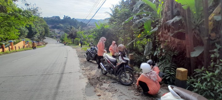 Minggu, 13 April 2025, Seluruh Pegawai Kelurahan Karang Anyar melaksanakan aksi gotong royong membersihkan sampah-sampah plastik di sepanjang jalan besar MT. Haryono pada jam 07.00 s/d selesai.