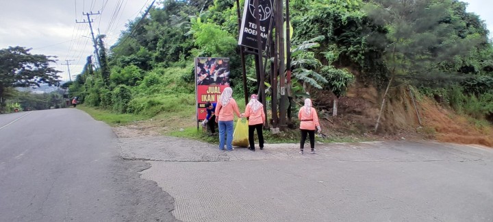 Minggu, 13 April 2025, Seluruh Pegawai Kelurahan Karang Anyar melaksanakan aksi gotong royong membersihkan sampah-sampah plastik di sepanjang jalan besar MT. Haryono pada jam 07.00 s/d selesai.