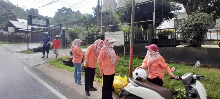 Minggu, 13 April 2025, Seluruh Pegawai Kelurahan Karang Anyar melaksanakan aksi gotong royong membersihkan sampah-sampah plastik di sepanjang jalan besar MT. Haryono pada jam 07.00 s/d selesai.