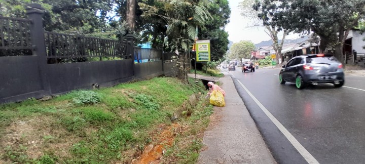 Minggu, 13 April 2025, Seluruh Pegawai Kelurahan Karang Anyar melaksanakan aksi gotong royong membersihkan sampah-sampah plastik di sepanjang jalan besar MT. Haryono pada jam 07.00 s/d selesai.