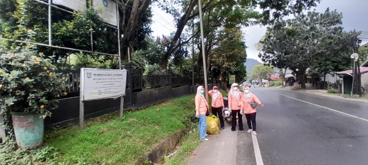 Minggu, 13 April 2025, Seluruh Pegawai Kelurahan Karang Anyar melaksanakan aksi gotong royong membersihkan sampah-sampah plastik di sepanjang jalan besar MT. Haryono pada jam 07.00 s/d selesai.