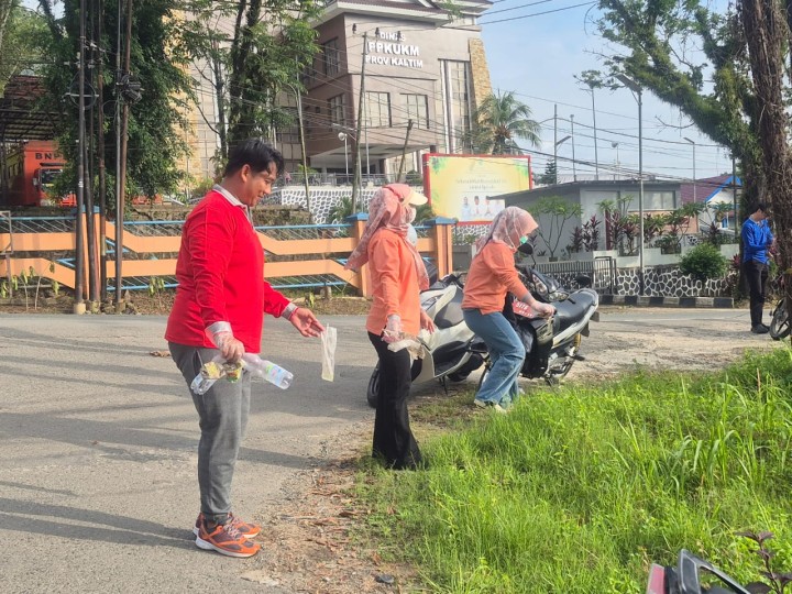 Minggu, 13 April 2025, Seluruh Pegawai Kelurahan Karang Anyar melaksanakan aksi gotong royong membersihkan sampah-sampah plastik di sepanjang jalan besar MT. Haryono pada jam 07.00 s/d selesai.