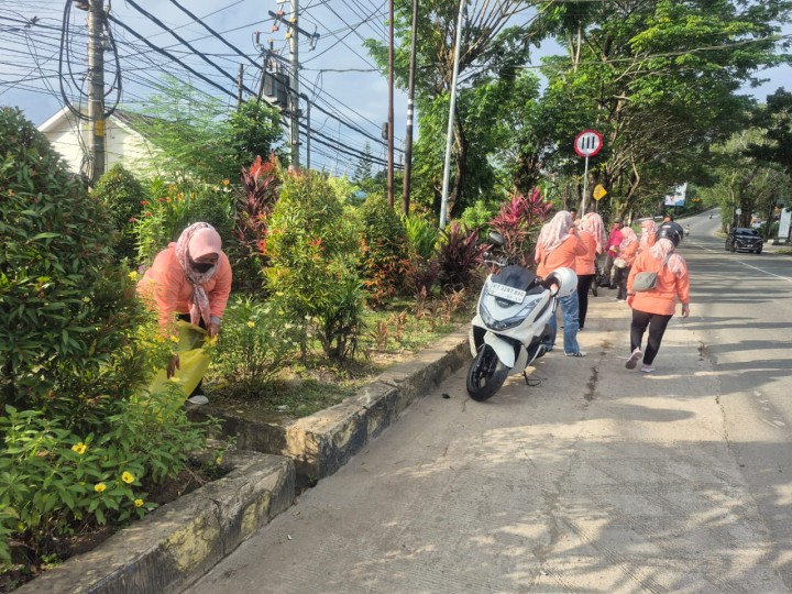 Minggu, 13 April 2025, Seluruh Pegawai Kelurahan Karang Anyar melaksanakan aksi gotong royong membersihkan sampah-sampah plastik di sepanjang jalan besar MT. Haryono pada jam 07.00 s/d selesai.