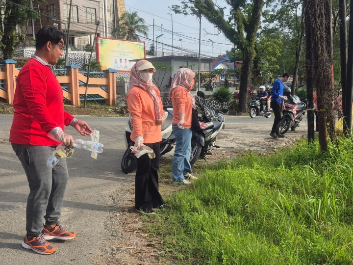 Minggu, 13 April 2025, Seluruh Pegawai Kelurahan Karang Anyar melaksanakan aksi gotong royong membersihkan sampah-sampah plastik di sepanjang jalan besar MT. Haryono pada jam 07.00 s/d selesai.