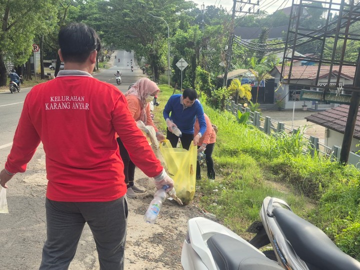 Minggu, 13 April 2025, Seluruh Pegawai Kelurahan Karang Anyar melaksanakan aksi gotong royong membersihkan sampah-sampah plastik di sepanjang jalan besar MT. Haryono pada jam 07.00 s/d selesai.