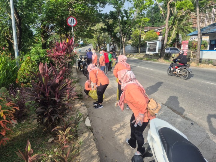 Minggu, 13 April 2025, Seluruh Pegawai Kelurahan Karang Anyar melaksanakan aksi gotong royong membersihkan sampah-sampah plastik di sepanjang jalan besar MT. Haryono pada jam 07.00 s/d selesai.