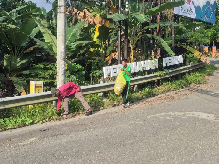 Minggu, 13 April 2025, Seluruh Pegawai Kelurahan Karang Anyar melaksanakan aksi gotong royong membersihkan sampah-sampah plastik di sepanjang jalan besar MT. Haryono pada jam 07.00 s/d selesai.