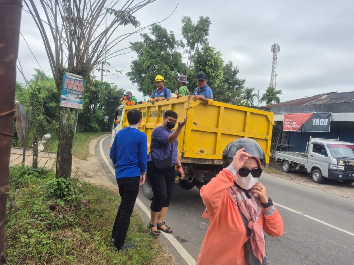 Minggu, 13 April 2025, Seluruh Pegawai Kelurahan Karang Anyar melaksanakan aksi gotong royong membersihkan sampah-sampah plastik di sepanjang jalan besar MT. Haryono pada jam 07.00 s/d selesai.