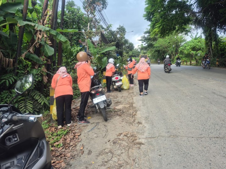 Minggu, 13 April 2025, Seluruh Pegawai Kelurahan Karang Anyar melaksanakan aksi gotong royong membersihkan sampah-sampah plastik di sepanjang jalan besar MT. Haryono pada jam 07.00 s/d selesai.