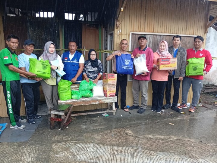 Minggu, 13 April 2025, Seklur dengan didampingi Kasie Kesra, Kasie Ekobang mendampingi tim dari Dinas Sosial Kota Samarinda melakukan kunjungan sekaligus pemberian bantuan sembako kepada korban kebakaran di Jalan Ulin Gang 7 RT. 027