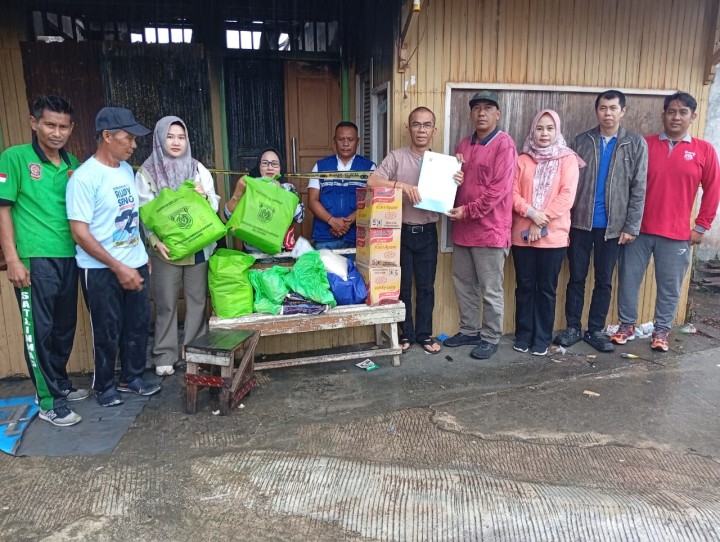 Minggu, 13 April 2025, Seklur dengan didampingi Kasie Kesra, Kasie Ekobang mendampingi tim dari Dinas Sosial Kota Samarinda melakukan kunjungan sekaligus pemberian bantuan sembako kepada korban kebakaran di Jalan Ulin Gang 7 RT. 027