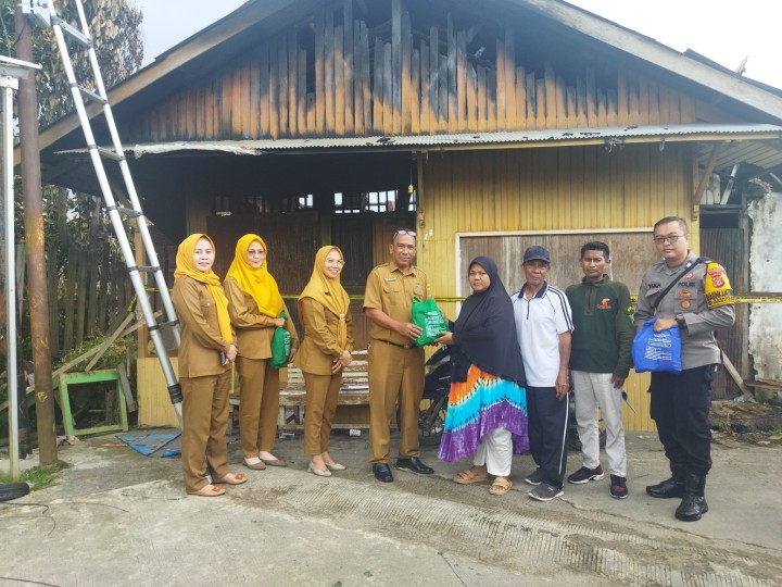 Senin, 14 April 2025, penyerahan bantuan oleh dinas DP2PA/PPA di dampingi Bpk Plt Lurah Karang Anyar, Staf Kelurahan Karang Anyar, staf Kelurahan, Bhabinkamtibmas kelurahan Karang anyar serta danru satlinmas kelurahan Karang anyar, bantuan berupa pakaian kepada warga masyarakat kelurahan karang anyar yg mengalami pasca korban bencana kebakaran di jln. Ulin gg. 07.RT.27