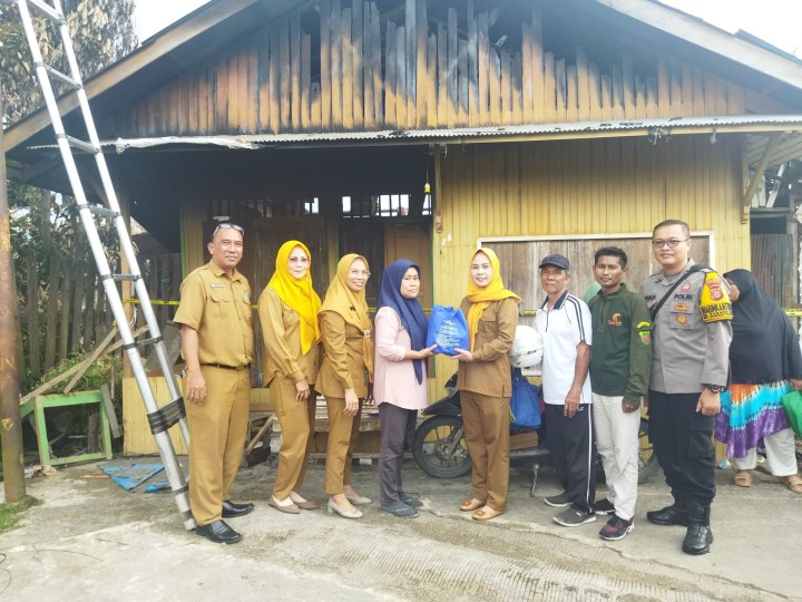 Senin, 14 April 2025, penyerahan bantuan oleh dinas DP2PA/PPA di dampingi Bpk Plt Lurah Karang Anyar, Staf Kelurahan Karang Anyar, staf Kelurahan, Bhabinkamtibmas kelurahan Karang anyar serta danru satlinmas kelurahan Karang anyar, bantuan berupa pakaian kepada warga masyarakat kelurahan karang anyar yg mengalami pasca korban bencana kebakaran di jln. Ulin gg. 07.RT.27