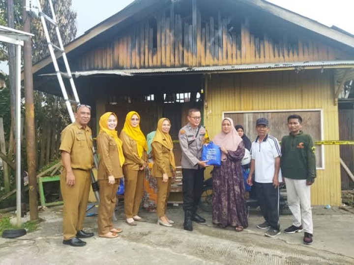 Senin, 14 April 2025, penyerahan bantuan oleh dinas DP2PA/PPA di dampingi Bpk Plt Lurah Karang Anyar, Staf Kelurahan Karang Anyar, staf Kelurahan, Bhabinkamtibmas kelurahan Karang anyar serta danru satlinmas kelurahan Karang anyar, bantuan berupa pakaian kepada warga masyarakat kelurahan karang anyar yg mengalami pasca korban bencana kebakaran di jln. Ulin gg. 07.RT.27