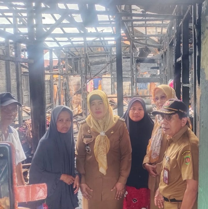 Selasa, 15 April 2025 Kasi Pemerintahan dan Trantib beserta staf  mendampingi Camat Sungai Kunjang dan tim melakukan peninjauan sekaligus melakukan pemberian bantuan ke tempat korban kebakaran yang terjadi di jl. Ulin RT 27 Kel. Karang anyar