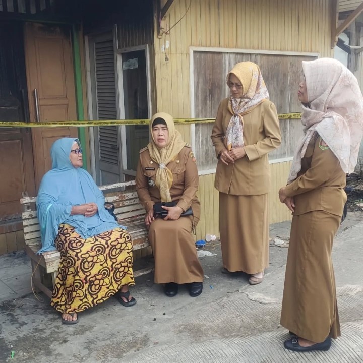 Selasa, 15 April 2025 Kasi Pemerintahan dan Trantib beserta staf  mendampingi Camat Sungai Kunjang dan tim melakukan peninjauan sekaligus melakukan pemberian bantuan ke tempat korban kebakaran yang terjadi di jl. Ulin RT 27 Kel. Karang anyar