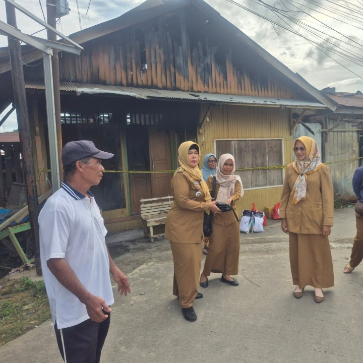 Selasa, 15 April 2025 Kasi Pemerintahan dan Trantib beserta staf  mendampingi Camat Sungai Kunjang dan tim melakukan peninjauan sekaligus melakukan pemberian bantuan ke tempat korban kebakaran yang terjadi di jl. Ulin RT 27 Kel. Karang anyar