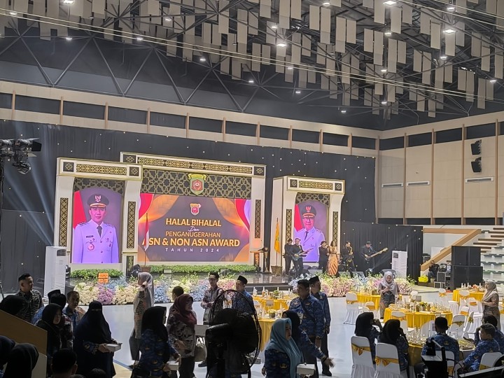 Kamis, 17 April 2025, seluruh pejabat Struktural Kelurahan Karang Anyar menghadiri kegiatan ASN dan NON ASN Award 2024 di Gedung Gor Segiri Samarinda.