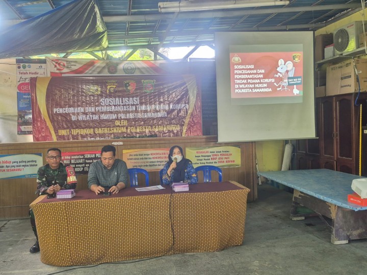 Kamis, 17 April 2025, Kegiatan Sosialisasi pencegahan dan pemberantasan tindak pidana korupsi yang dilaksanakan oleh Tim Tipidkor Satreskim Polresta Samarinda di Kantor Kelurahan Karang Anyar. Dengan dihadiri para Ketua RT, tokoh masyarakat, Anggota PKK serta warga Kelurahan Karang Anyar.