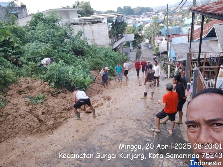 Minggu, 20 April 2025, Seklur melakukan monitoring longsor di Jalan Kelapa Gading RT. 038 yang menuju ke araha Cafe Puncak.