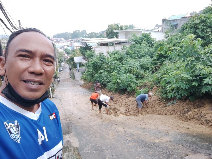 Minggu, 20 April 2025, Seklur melakukan monitoring longsor di Jalan Kelapa Gading RT. 038 yang menuju ke araha Cafe Puncak.